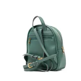 Mochila verde de símil cuero graneado con logo XL Extra Large. Tiene acceso con cierre, un compartimento principal, un bolsillo externo con cierre, un bolsillo interno con cierre y dos bolsillos internos abiertos. La correa es regulable y los herrajes son color bronce. El interior es de tela de algodón y poliéster.