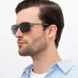 Lentes de sol rectangulares con marco de metal color plomo y lentes polarizadas grises.