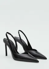 Zapato de vestir negro con punta fina y escote lateral, con tira fina en el talón y tacón de aguja alto.