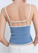 Top de punto fino color azul claro, ajustado al cuerpo, con tirantes finos y ribetes de contraste blancos en el escote y el ruedo.
