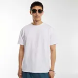 Camiseta blanca de manga corta con cuello redondo y textura jacquard.