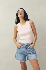 Musculosa rosa de punto acanalado con cuello redondo.