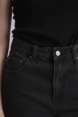 Bermuda de jean color negro con tiro alto y corte recto.