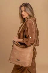 Cartera bandolera color marrón claro, de símil cuero, con dos divisiones internas, asa corta fija y correa larga regulable.