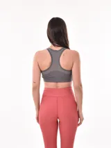 Top deportivo gris oscuro con breteles anchos y espalda deportiva.