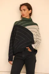 Polera tejida de algodón suave en tonos verde y gris con diseño diagonal y cuello alto.