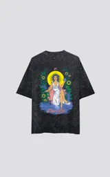 Remera negra con efecto nevado, corte oversize y estampado en la espalda de una figura femenina sentada en un trono rodeada de girasoles y el texto "Emperatriz".