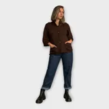 Saco de hilo tejido color negro, con mangas amplias tres cuartos y cuello alto, presenta un diseño abotonado.