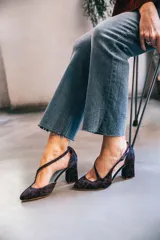 Zapatos de tacón de piel de potro con estampado animal print en granate, negro y rojo. Diseño artesanal con aberturas y pulsera con hebilla lateral.