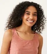 Musculosa negra de gamuza sintética con corte recto y cuello redondo.