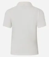 Polo de manga corta color blanco roto, confeccionado en tejido de punto acanalado (rib). Presenta cuello tradicional y una fina línea negra que recorre la costura del hombro hasta la manga.