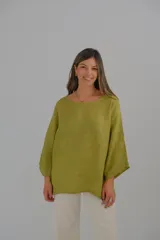 Blusa verde lima de lino, de corte holgado y mangas 3/4.