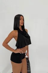 Conjunto negro de top halter con espalda descubierta y short ajustado.