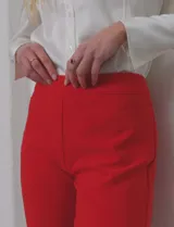 Pantalón largo color beige, de gabardina elastizada, marca Zac & Rachel, con bolsillos delanteros y traseros.