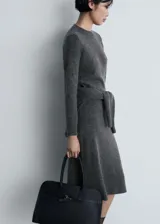 Jersey gris de punto medio con cuello redondo y mangas largas.