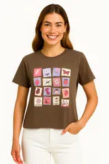 Remera celeste de manga corta y cuello redondo, con estampado de sardinas sobre fondo a cuadros rojos y blancos. Incluye texto con los nombres de las ciudades de Cagliari y Sardina.