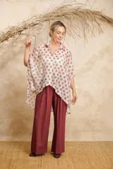 Camisa estampada de corte amplio, talle único adaptable desde S hasta 2XL.