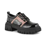 Zapato acordonado de charol negro con detalles en beige y suela track.