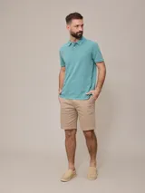 Remera polo celeste de piqué de algodón, corte clásico, con cuello y mangas acanalados.