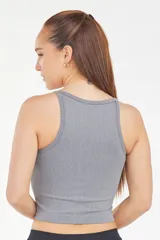 Musculosa gris de tela rib con cuello a la base y espalda alta.