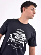 Remera gris oscuro con estampa frontal de una moto y texto en blanco.