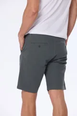 Bermuda clásica color beige confeccionada en algodón con elasticidad, con bolsillos laterales y detalle en bolsillo trasero.