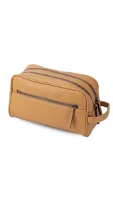Neceser unisex marrón de símil cuero, con doble compartimento superior y bolsillo frontal con cierre. Asa lateral para fácil transporte.