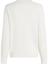 Sweater blanco de algodón con cuello redondo y mangas largas. Presenta un logo de la marca en cursiva y un corazón rojo con detalles azules bordados en el frente.