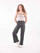 Musculosa color beige con tirantes finos y estampado de cerezas.