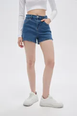 Short de jean azul de tiro alto, corte recto y ruedo desflecado.