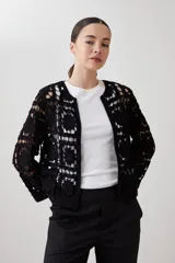 Chaqueta corta color crudo, tejida a crochet con diseño calado.