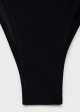 Braga de bikini negra con diseño de triángulo, forro interior y cierre de lazos laterales.