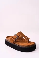 Sandalia flatform color camel, con tira entre los dedos y hebilla lateral ajustable.