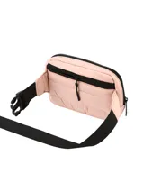 Riñonera unisex de tela acolchada color verde militar, con compartimento principal y bolsillo frontal con cierre, y correa ajustable negra.