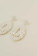 Par de caravanas colgantes con forma de lágrima, hechas con pequeñas cuentas blancas.