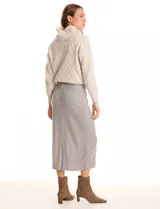 Falda midi color rosado, de la marca Zac & Rachel, con pretina ancha elastizada y tejido con lurex. Presenta un corte vertical en la parte trasera.