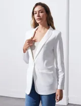 Blazer entallado color beige, marca Robert Louis. Cuello con solapa y abertura central con botón. Delantera con bolsillos.