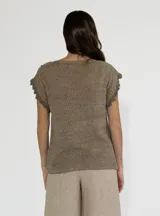 Top tejido color mostaza con escote en V y mangas cortas con detalle de crochet.