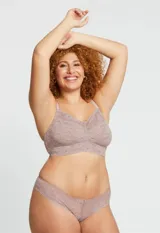 Bralette de encaje floral color celeste, marca Montelle. Sin aro ni relleno, con forro interno de microtul elastizado. Breteles fijos regulables y cierre trasero de tres posiciones.