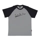 Remera gris con mangas raglán negras y estampado frontal con la frase "Fuck The Rest".