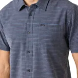 Camisa de manga corta con rayas horizontales en tonos de gris y azul, con bolsillo en el pecho.