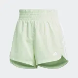 Short de entrenamiento Adidas Pacer, color verde menta claro, con cintura elástica fruncida y tres franjas blancas verticales en el lateral. Presenta un corte holgado y aberturas laterales en el dobladillo.