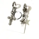 Par de aros asimétricos de acero quirúrgico hipoalergénico con dije de cruz con perlas y dije de estrella.