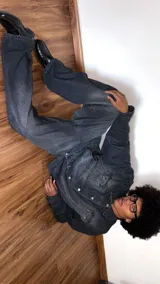 Campera de jean gris oscuro con bolsillos frontales y cierre con botones.