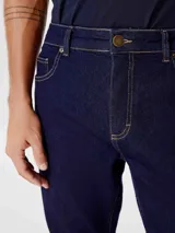Pantalón de jean azul oscuro, de corte recto, con bolsillos laterales y traseros.