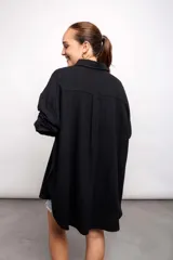 Camisa blanca de manga larga, con botones y cuello.