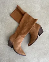 Bota alta de gamuza color marrón, con taco de madera y punta fina.