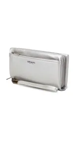 Billetera de mujer color verde oliva, con textura símil cuero, cierre principal y bolsillo monedero con cierre al frente. Incluye correa de mano desmontable y tarjeteros internos.