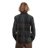 Camisa de algodón, color verde con estampado a cuadros en tonos marrones y azules, con dos bolsillos frontales.
