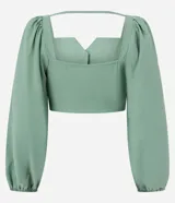 Blusa cropped de sastrería color verde agua, con escote cuadrado, mangas largas abullonadas y botones matizados.